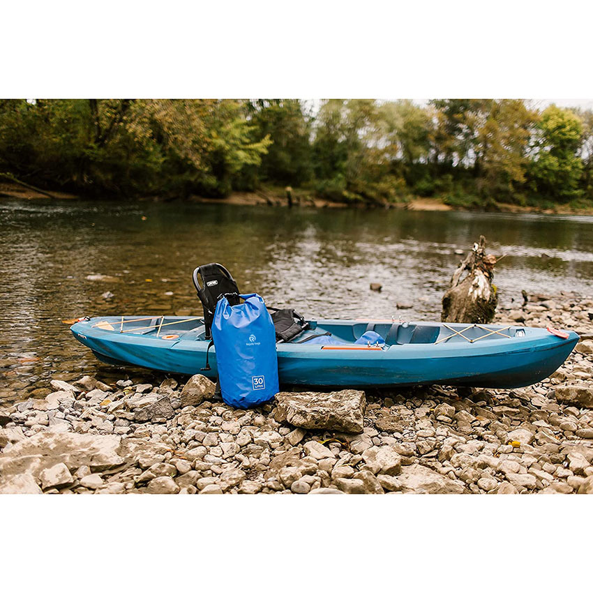 Schwimmender Drybag mit Rollverschluss hält die Ausrüstung trocken. 30-Liter-Größen für Rucksackreisen, Kajakfahren, Bootfahren, Camping, Angeln, Wandern, Reisen und Strand. Aus robustem Material