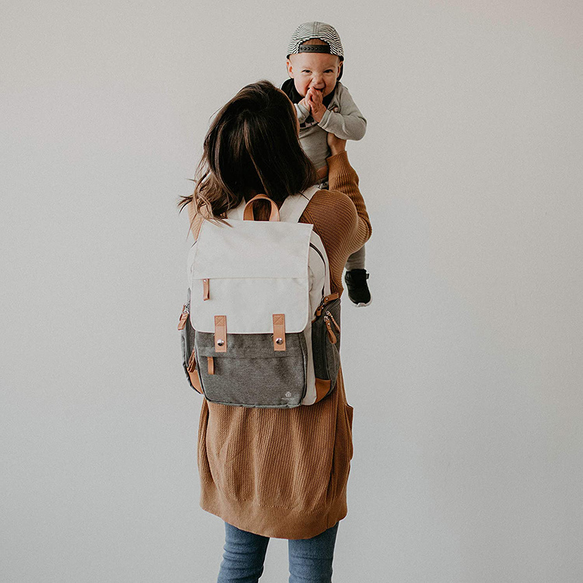 Große Wickeltasche mit isolierten Taschen, Kinderwagengurten und Wickelunterlage. Babywindelrucksack