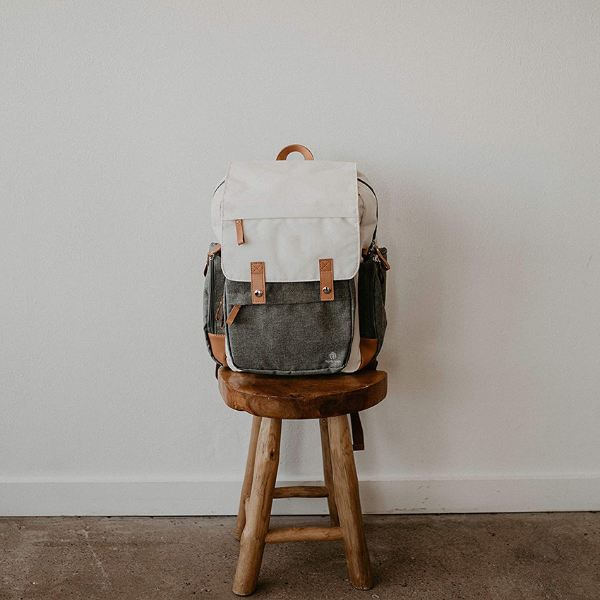 Große Wickeltasche mit isolierten Taschen, Kinderwagengurten und Wickelunterlage. Babywindelrucksack